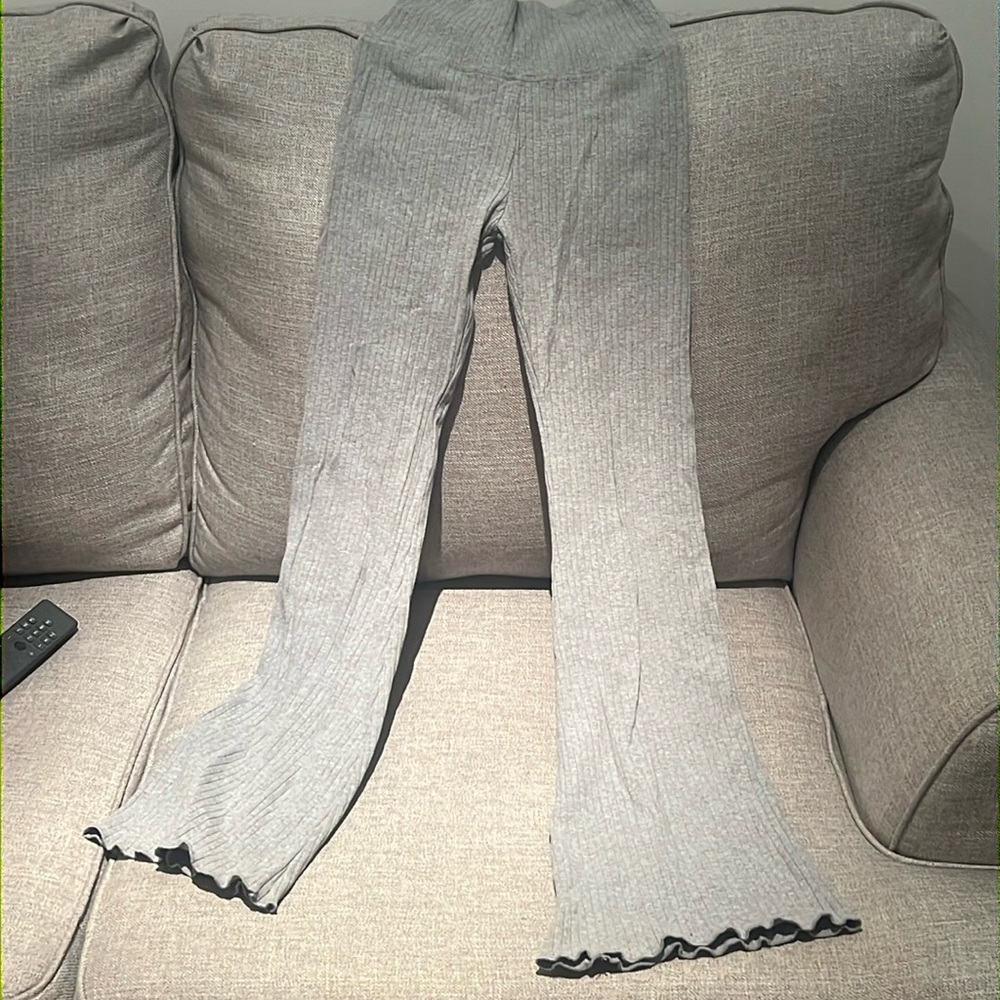 Grey leggings with ruffle bottom